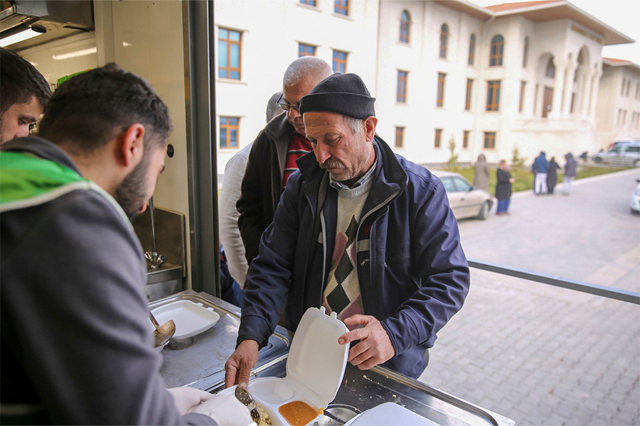 Depremzedeler İçin Sıcak Yemek