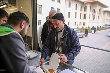Depremzedeler İçin Sıcak Yemek
